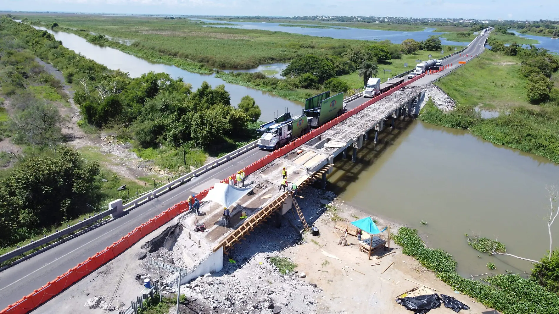 Esperas de hasta dos horas bajo el calor en accesos a Tampico por la rehabilitación de puentes hacen los conductores